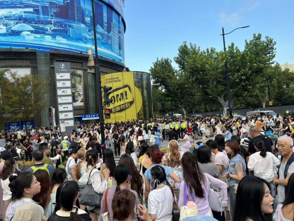 8u.com 时代少年团上海开唱，徐家汇商圈客流、消费双双激增，热度辐射全城